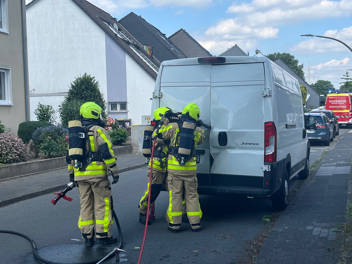 Transporter in Brand: Rauchentwicklung im Wienkensfeld