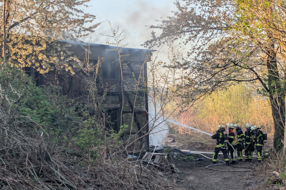 Schuppen brennt an Stadtgrenze zur Brandheide