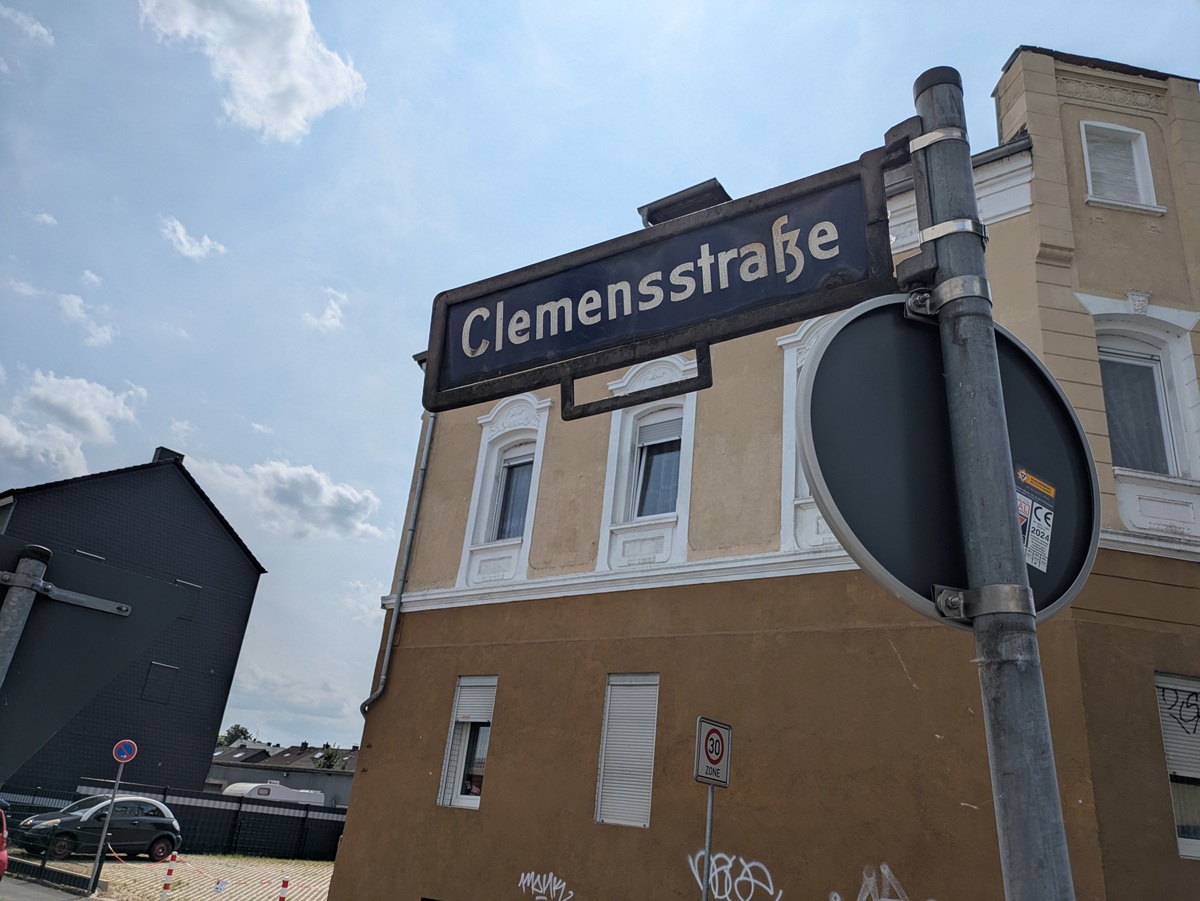 Dreijähriger läuft auf die Straße und wird von Auto erfasst