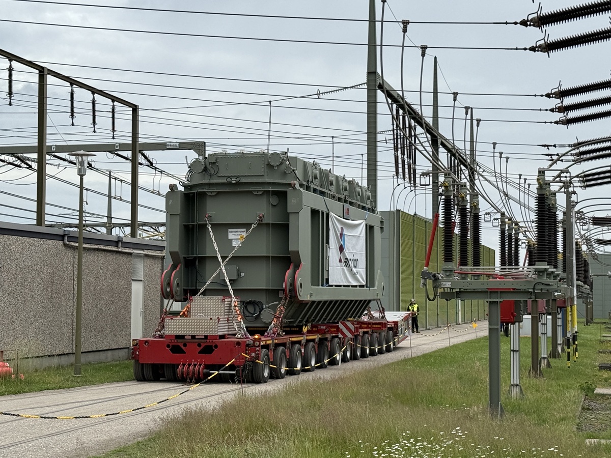 Spektakuläre Anlieferung eines Großtransformators in Pöppinghausen