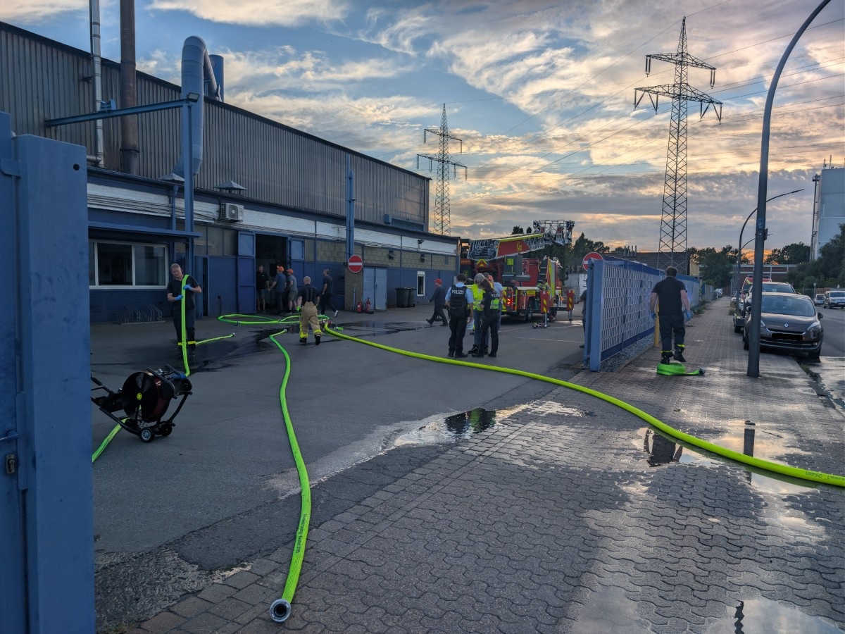 Brand bei ZINQ an der Lippestraße: Feuerwehr verhindert Ausbreitung auf Werkhalle