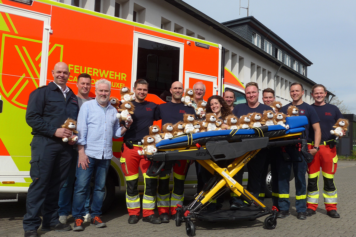 Rettungsdienst erhält Stofflöwen für kleine Patienten