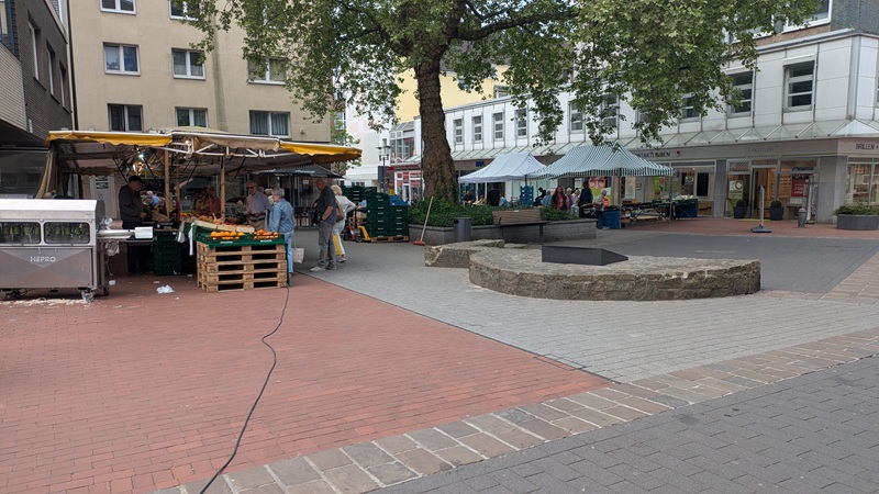 Gemüsehändler am Simon-Cohen-Platz - Bild: CASNews